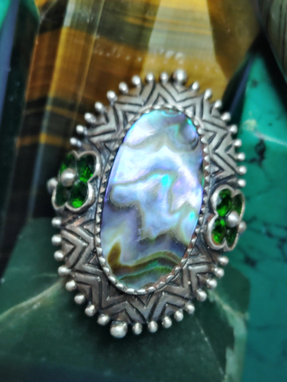 ABALONE & CHROME DIOPSIDE, ORNATE SOLID STERLING, STATEMENT RING.
Sz-9